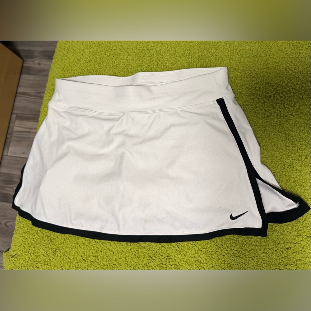 Nike White and Black Tennis Skirt - Size M - like new